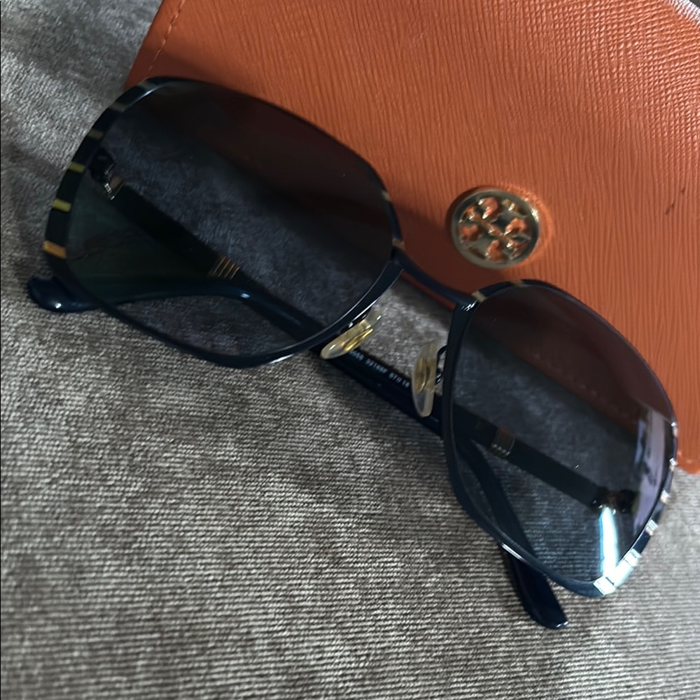 Tory Burch Sunglasses with Sporty Design